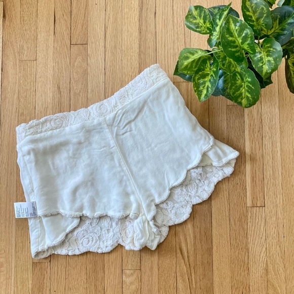 Pins and Needles Cream Lace Scalloped Shorts – Size S - Picture 9 of 11